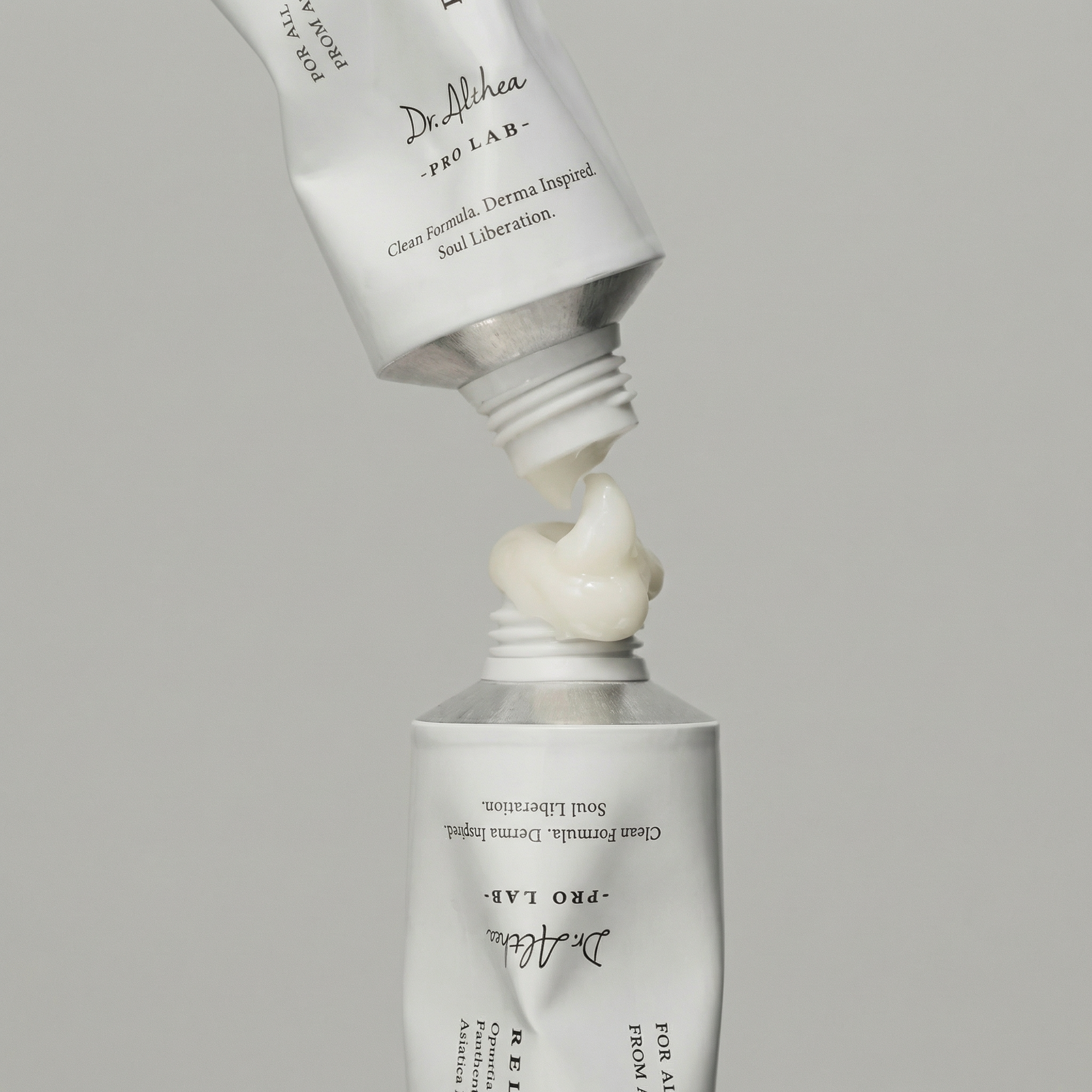 Creme facial 345 Relief Cream com niacinamida e ceramida NP para pele equilibrada.
