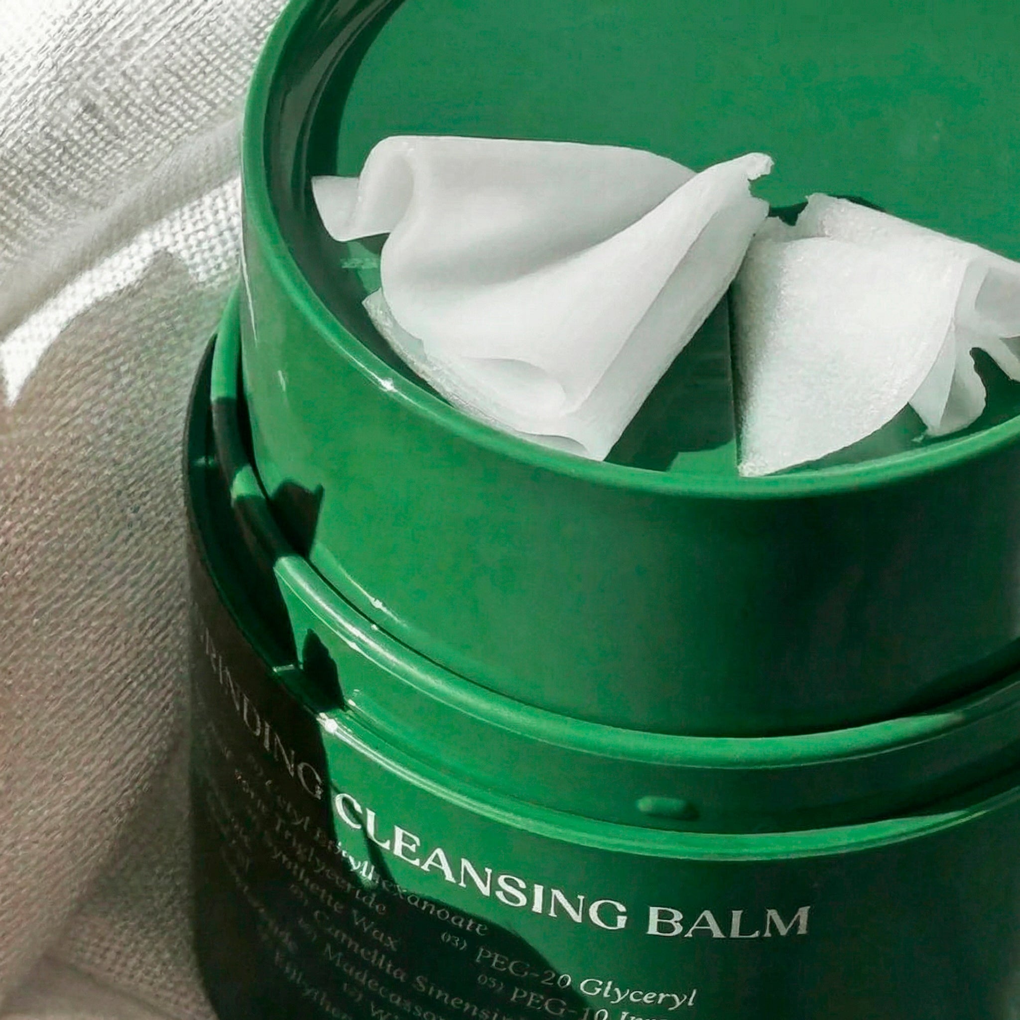 Pure Grinding Cleansing Balm auxilia na limpeza profunda sem ressecar a pele.