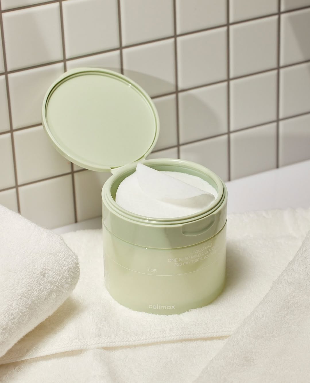Disco esfoliante coreano Celimax com dupla face para hidratação e esfoliação suave.