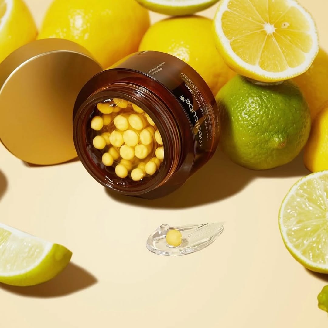 Medicube Deep Vita C Capsule Cream auxilia no clareamento de manchas e melhora da textura da pele.